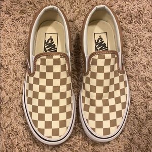 Like new Van’s Beige slip on’s!